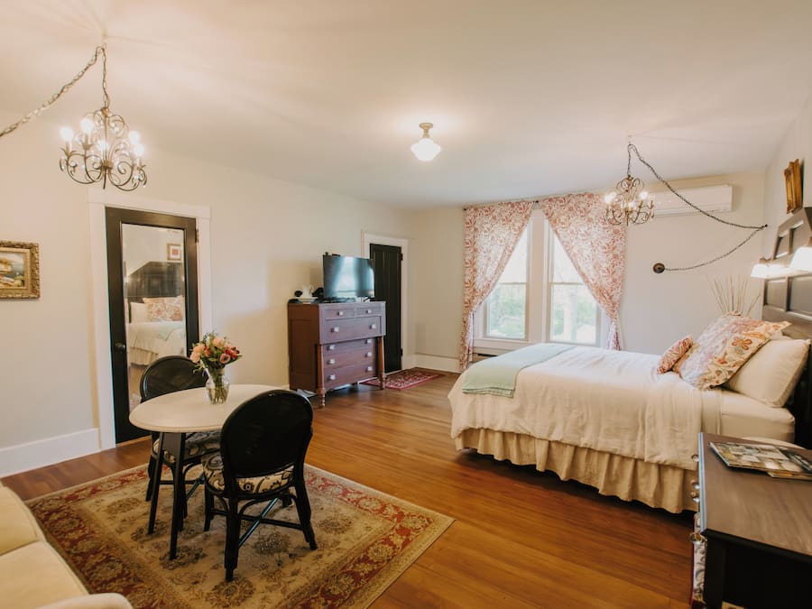 Superior Suite, 1 King Bed, Non Smoking, Microwave | Premium bedding, pillowtop beds, individually decorated