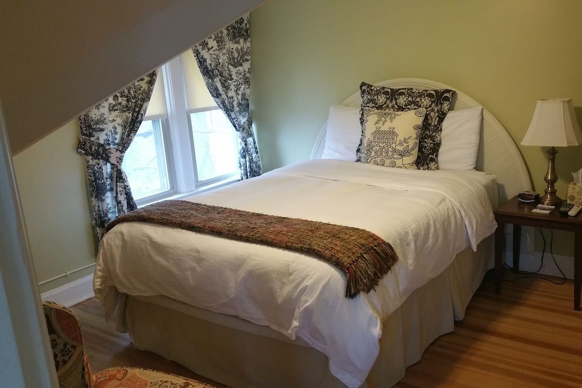 Signature Room, 1 Queen Bed (Azalea) | Premium bedding, pillowtop beds, individually decorated