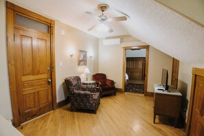 Suite Prestigio, 2 camas Queen size (The Lodge) | Área de sala de estar | Televisión de 25 pulgadas con canales vía satélite y reproductor de DVD 