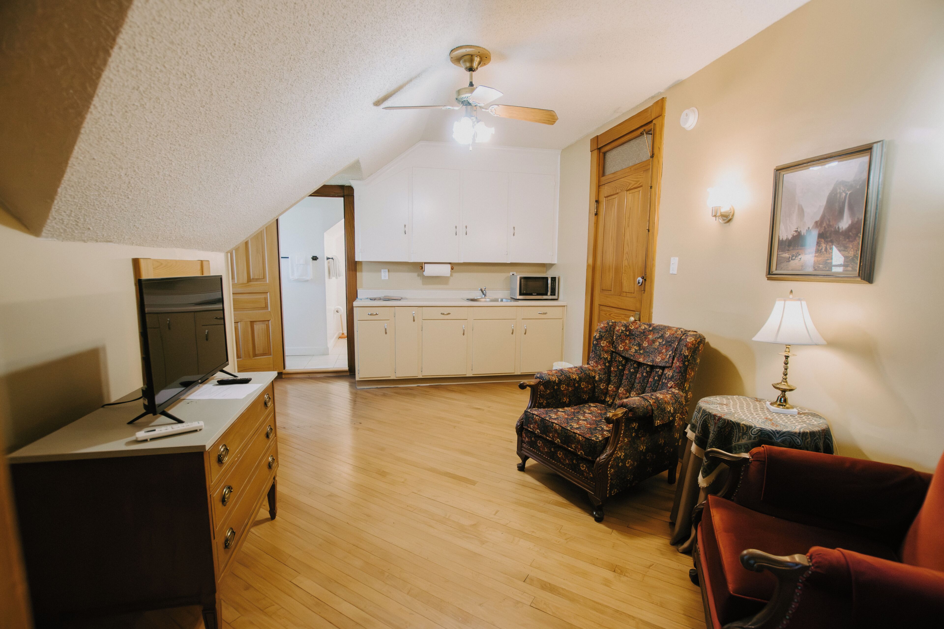 Signature suite, 2 queensize bedden (The Lodge) | Woonruimte | Een 25-inch televisie met satellietzenders en een dvd-speler