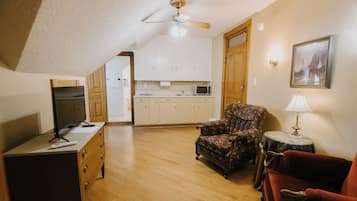 Signature suite, 2 queensize bedden (The Lodge) | Woonruimte | Een 25-inch televisie met satellietzenders en een dvd-speler