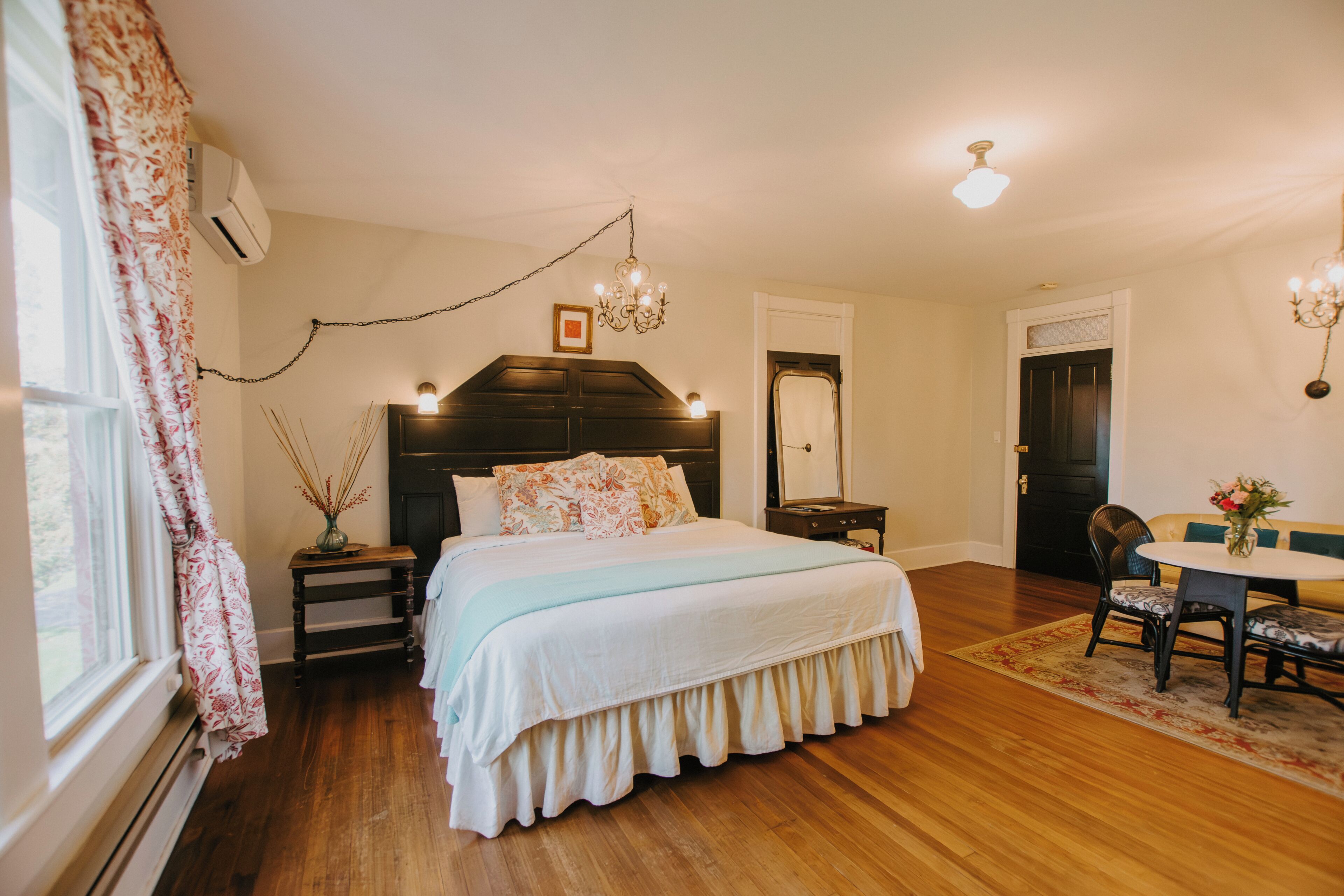 Superior Suite, 1 King Bed, Non Smoking, Microwave