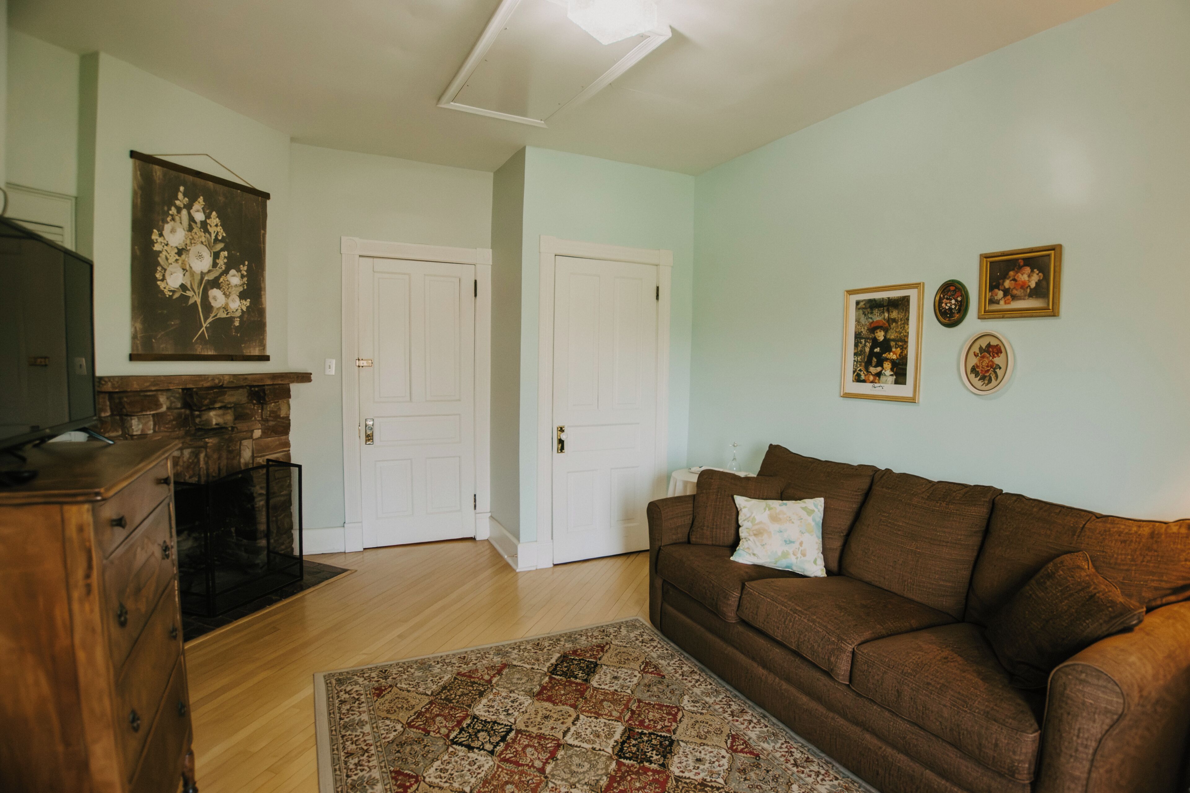 Executive Suite, 1 Queen Bed with Sofa bed (Sunset Suite) | Living area | 25-inch TV with satellite channels, DVD player