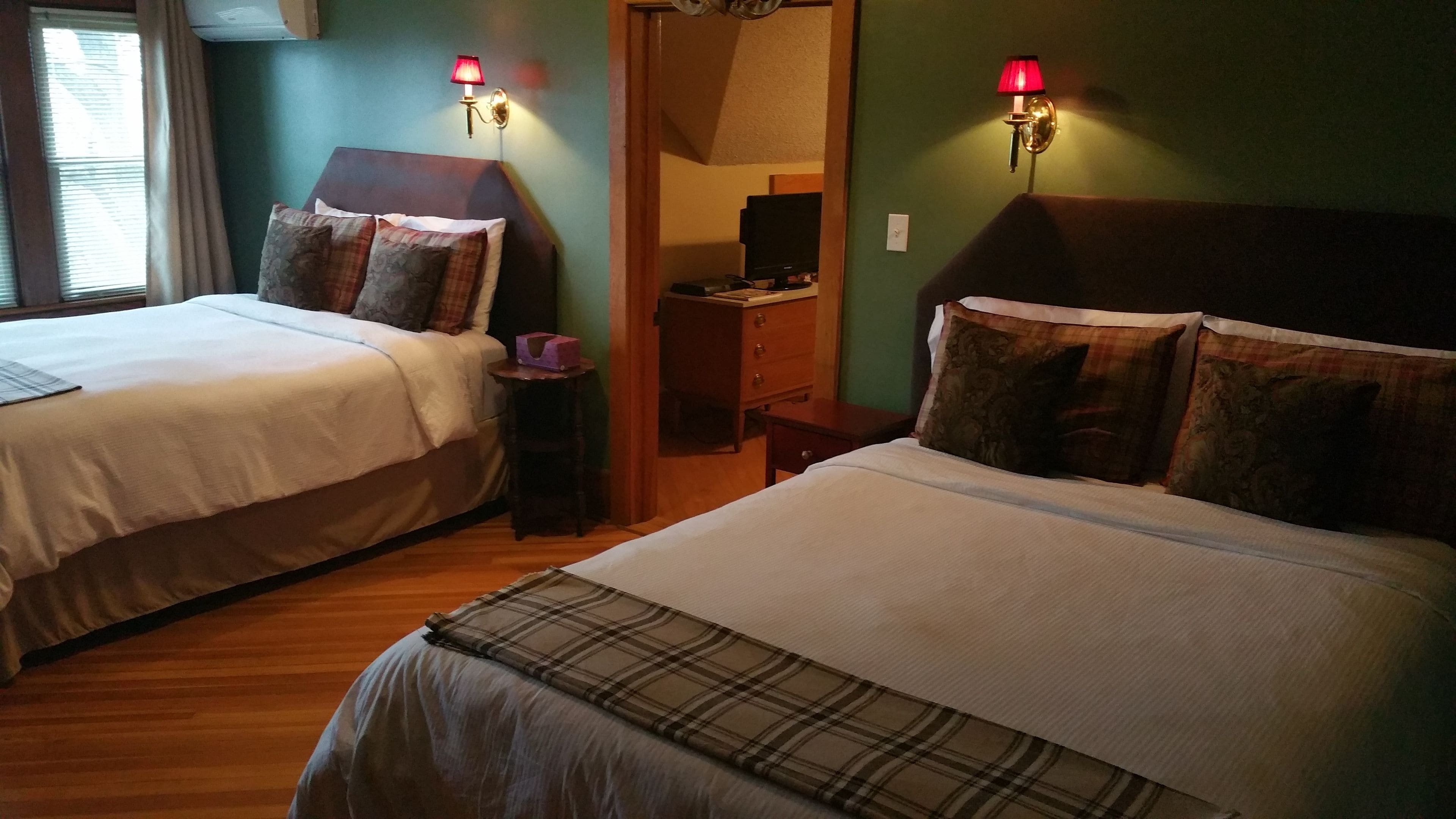 Signature suite, 2 queensize bedden (The Lodge) | Luxe beddengoed, pillowtop-bedden, individueel gedecoreerd