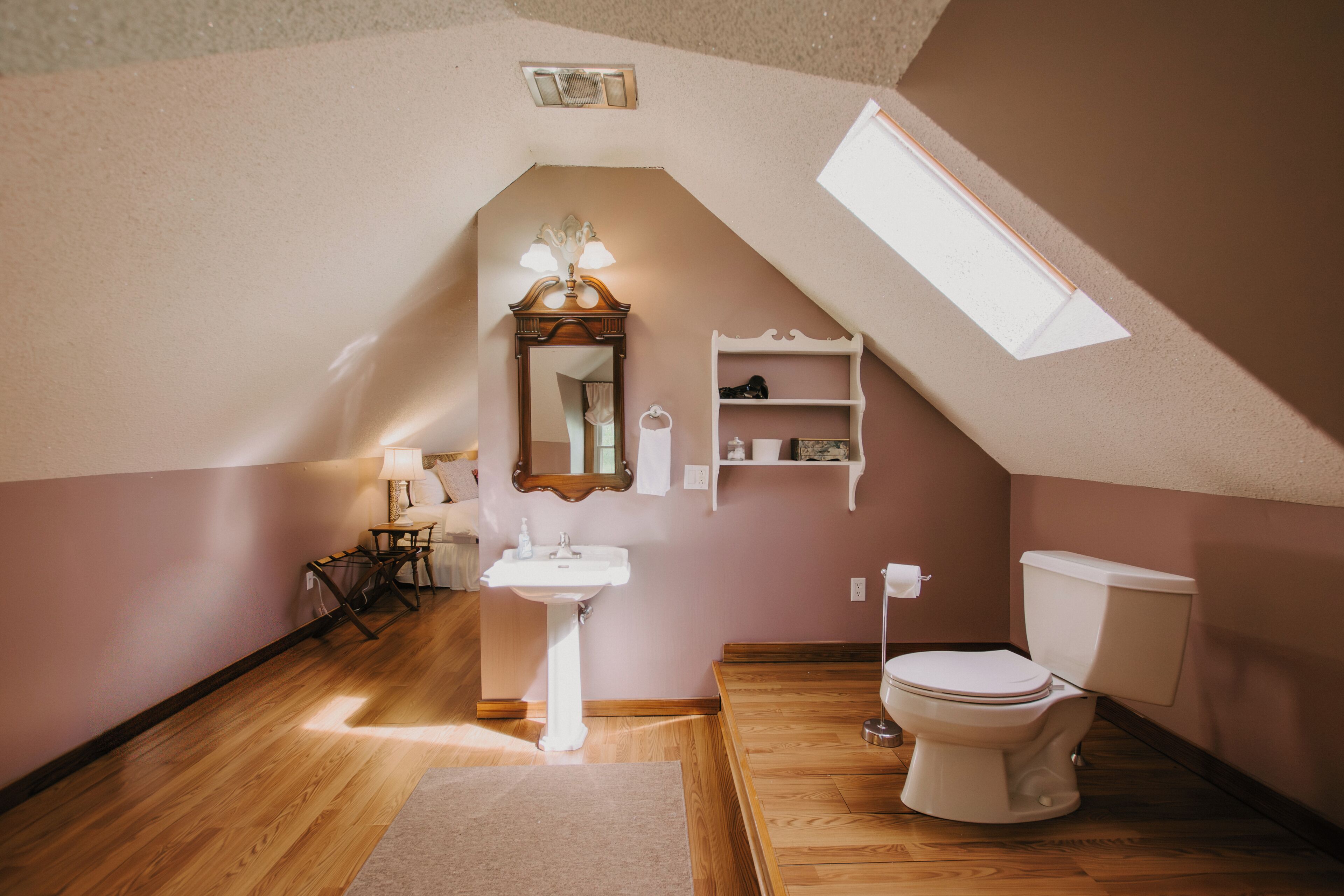 Suite de luna de miel, 1 cama de matrimonio grande, no fumadores | Baño | Ducha, artículos de higiene personal de diseño y secador de pelo