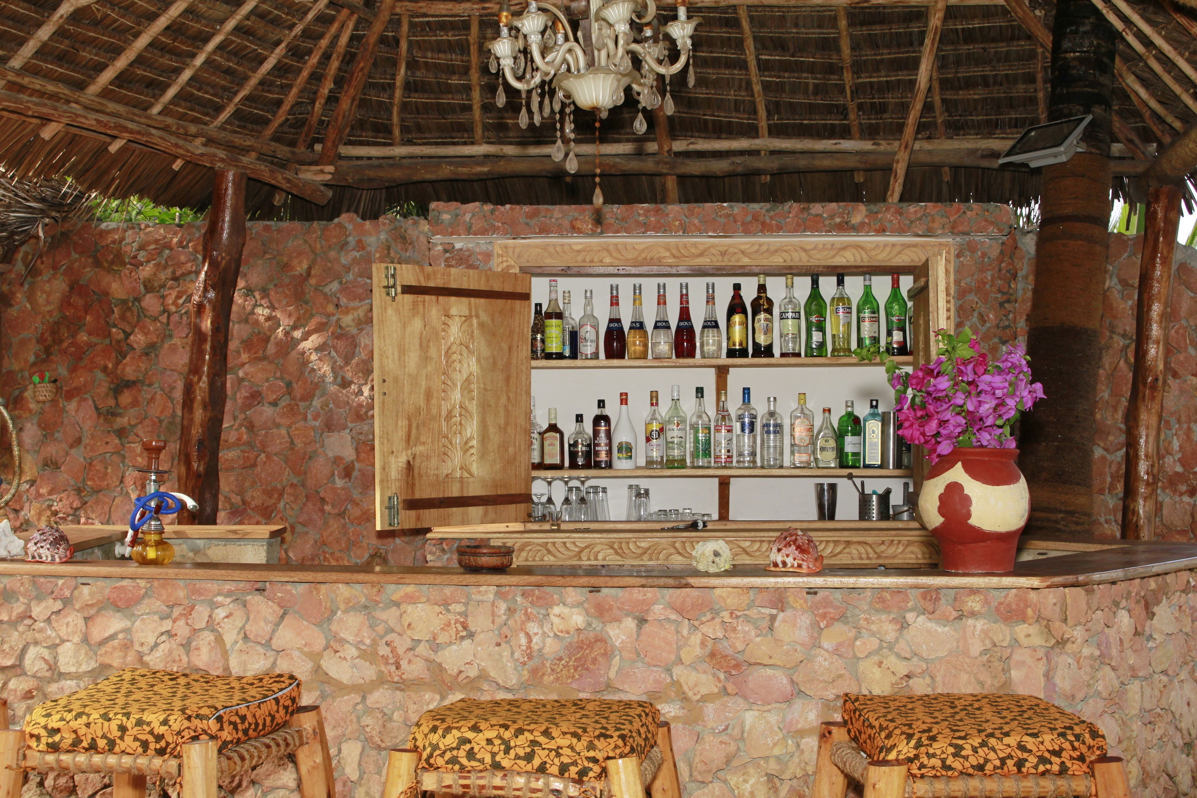 Playa privada, arena blanca, sillas reclinables de playa, sombrillas