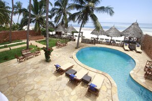 Utendørsbasseng og solsenger