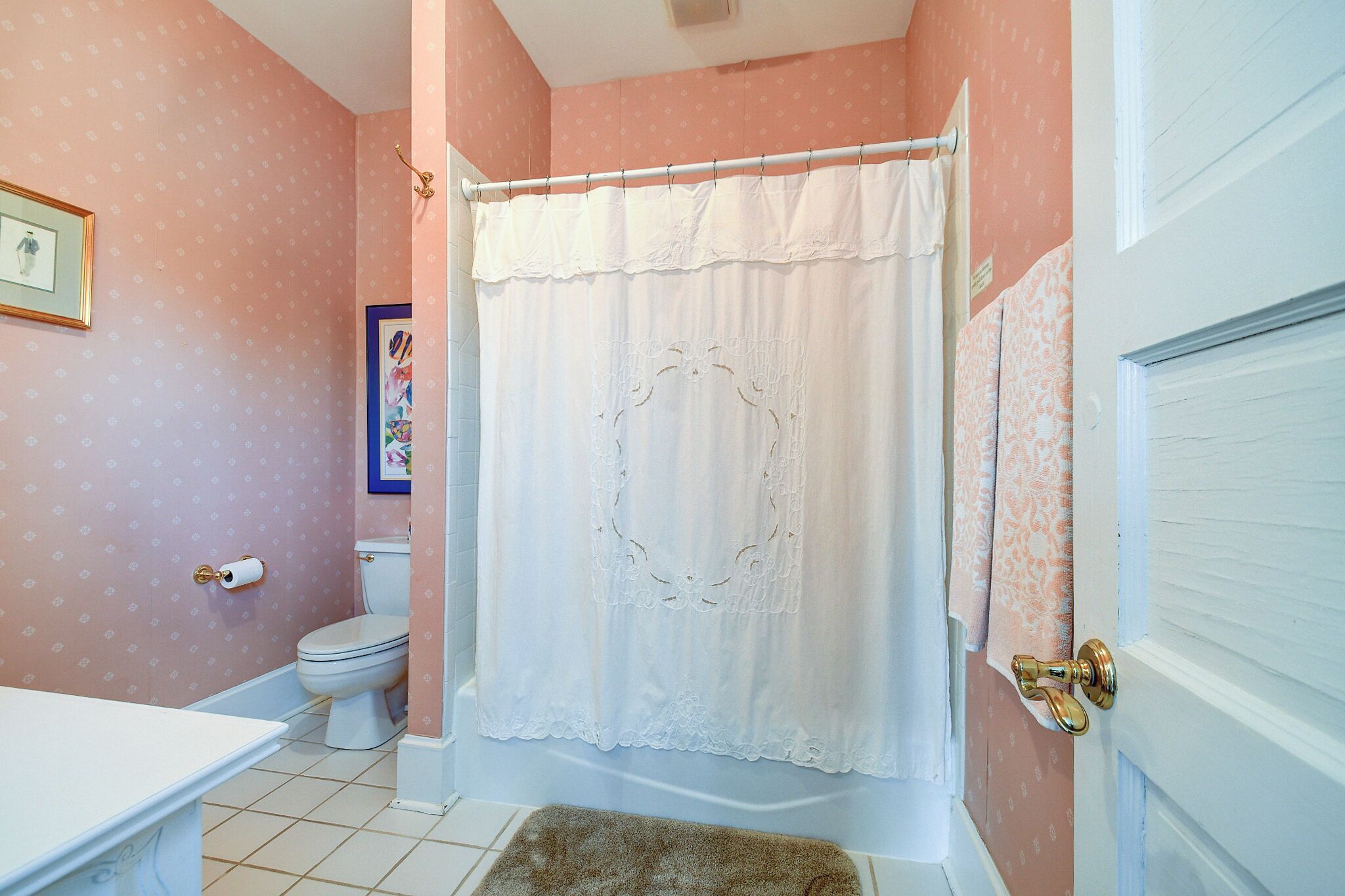 Ein Badezimmer mit Toilette, Badewanne und Duschvorhang.