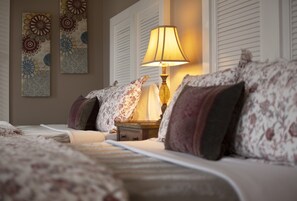 Talbott Double Suite | Premium bedding, individually decorated, individually furnished - Prairie Guest House (Fishers)