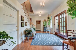 Lobby sitting area - Prairie Guest House (Fishers)