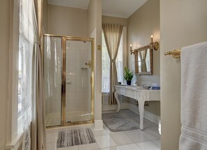 Frederick Premium Suite | Bathroom | Free toiletries, hair dryer, towels - Prairie Guest House (Fishers)