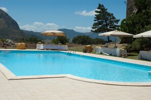 Kolam renang terbuka bermusim 