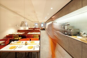 Café da manhã com buffet todos os dias (EUR 22 por pessoa) 