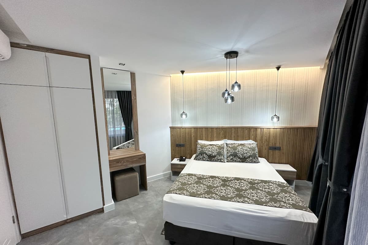 Select Comfort -patjalliset sängyt, työpöytä, äänieristys