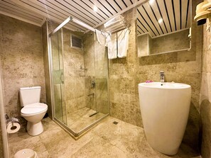 Shower, rainfall showerhead, free toiletries, hair dryer - Happy Apart (Kusadasi)