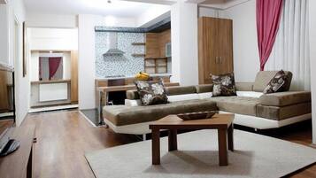 Suite ejecutiva, 2 habitaciones, cocina | Sala de estar | Televisión LCD