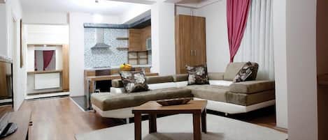 Suite ejecutiva, 2 habitaciones, cocina | Sala de estar | Televisión LCD