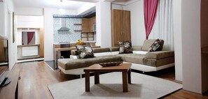 Executive Suite, 2 Bedrooms, Kitchen | Living room