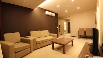 Phòng Suite Tiêu chuẩn | Phòng khách | TV LCD