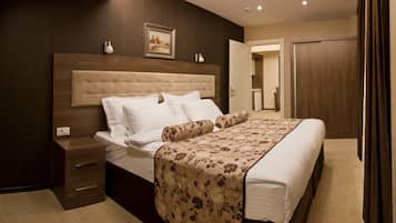 Standard Suite | Minibar, desk, soundproofing, rollaway beds