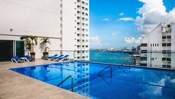 Una piscina al aire libre