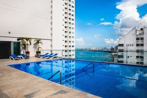 Una piscina al aire libre