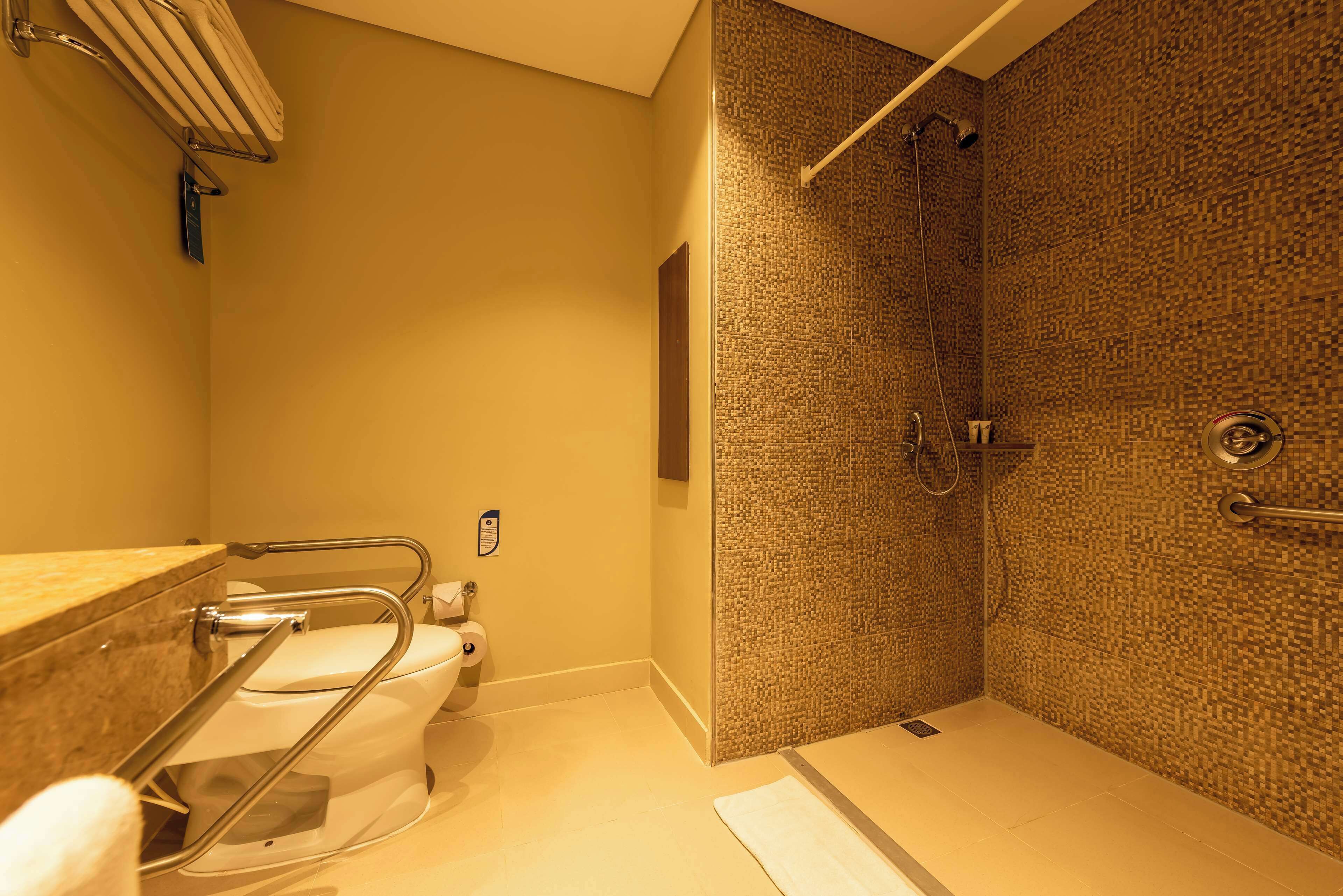 room, 2 single beds, city view (roll-in shower) | bathroom shower