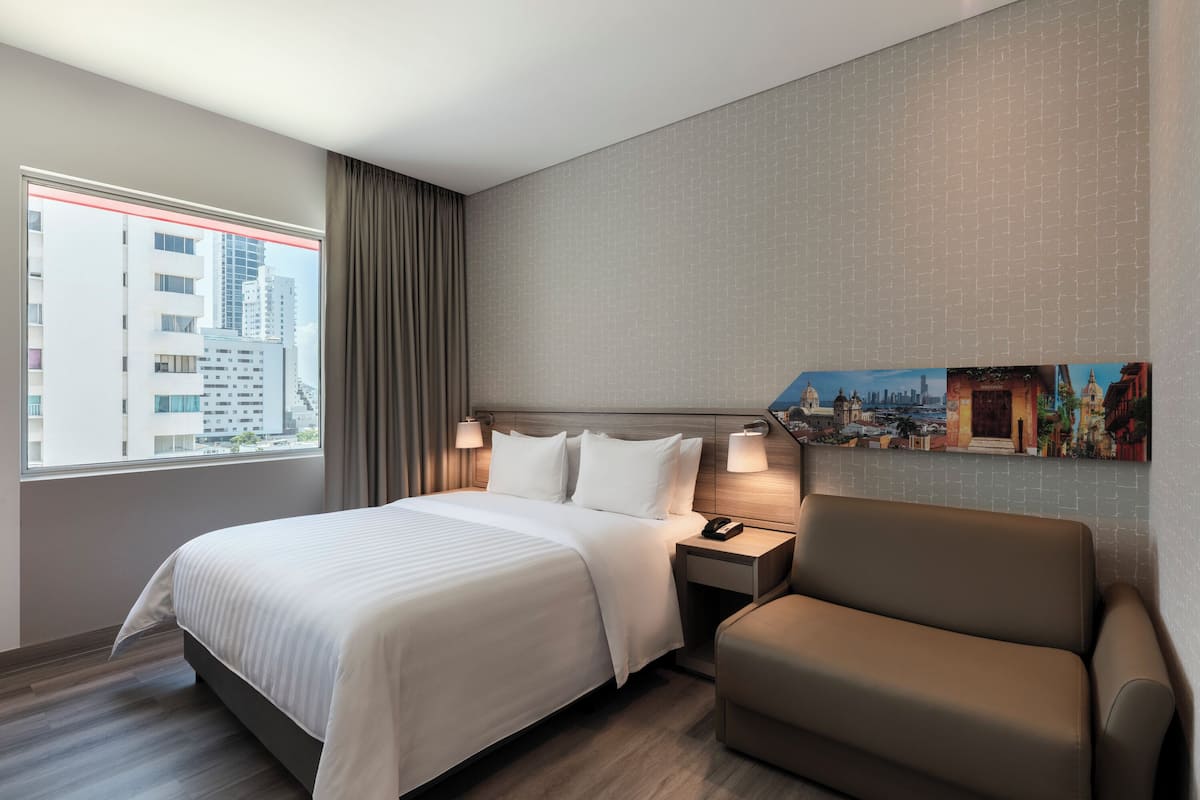 1 Queen Room Nonsmoking W/sofabed | Brankas, meja kerja, ruang kerja ramah laptop, dan kedap suara