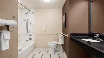 Ein modernes Badezimmer mit Badewanne, Toilette und Waschbecken.