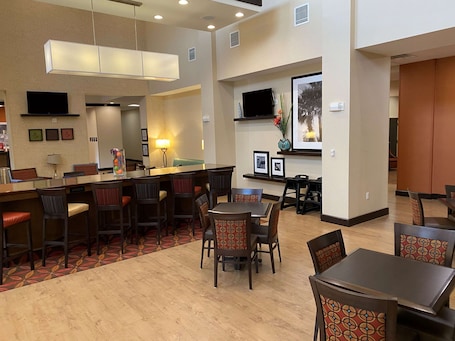 Restaurant. Hampton Inn & Suites Tampa Northwest/Oldsmar