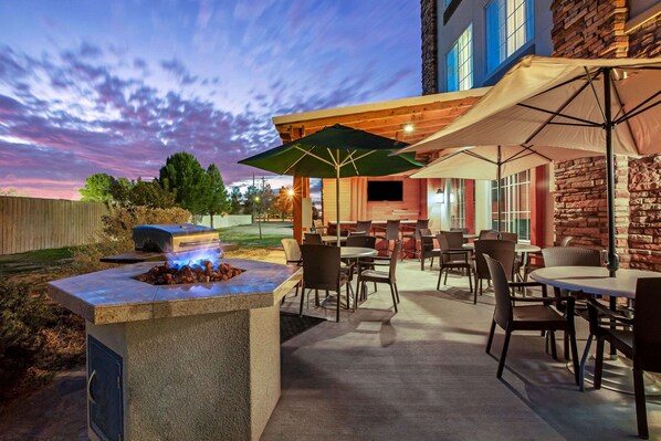 BBQ/picnic Area - La Quinta Inn & Suites by Wyndham Pecos (Pecos)