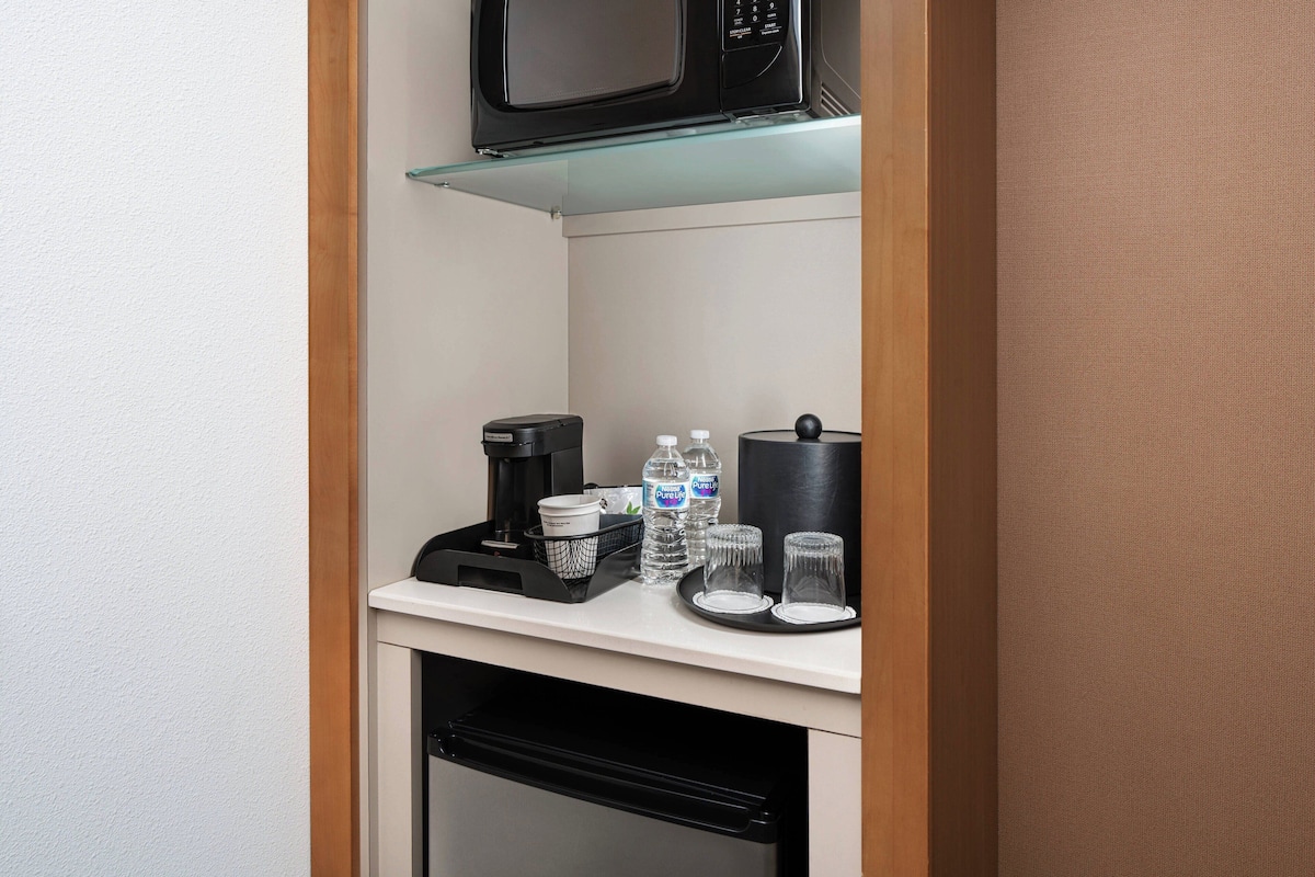 1 bedroom, desk, iron/ironing board, free cots/infant beds