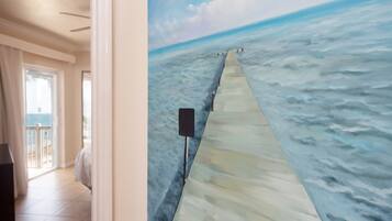 Suite, 2 chambres, en front de mer | 1 chambre, coffres-forts dans les chambres, bureau