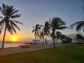 Na praia, areia branca, serviço de traslado de/para a praia grátis