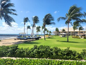 Property grounds - Holiday Inn Resort Grand Cayman by IHG (West Bay)