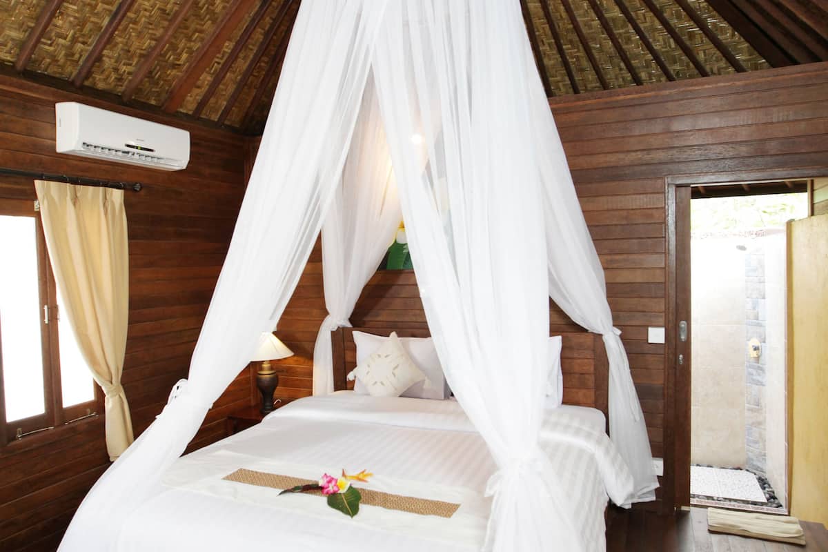 deluxe room | premium bedding, in-room safe, desk, iron/ironing board