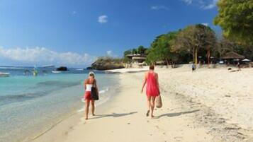Na praia, serviço de traslado de/para a praia grátis, guarda-sóis