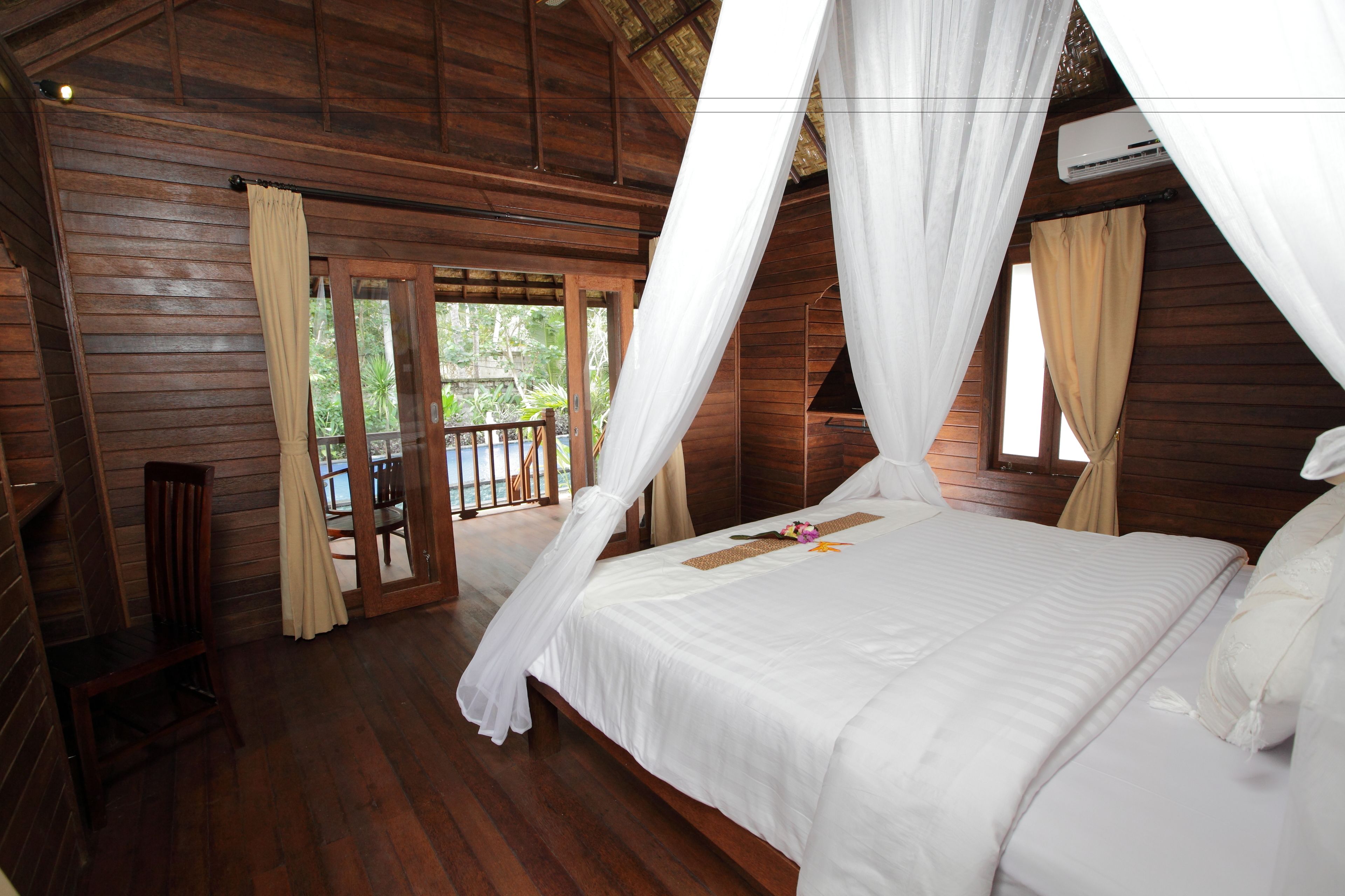 Quarto luxo | Roupas de cama premium, cofres nos quartos, escrivaninha