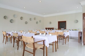 Petit déjeuner buffet (91000 IDR par personne)