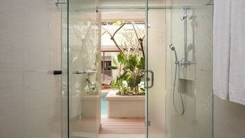 Suite, 1 slaapkamer, uitzicht op zwembad | Badkamer | Een douche, een regendouche, gratis toiletartikelen, een haardroger