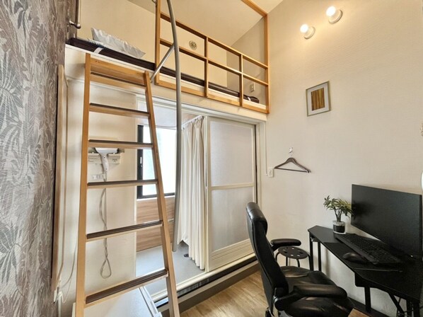 書桌、遮光布/窗簾、熨斗/熨衣板、免費無線上網