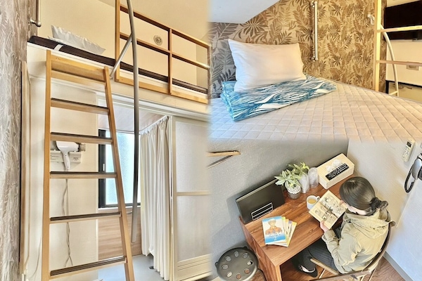 Escritorio, cortinas blackout y tabla de planchar con plancha