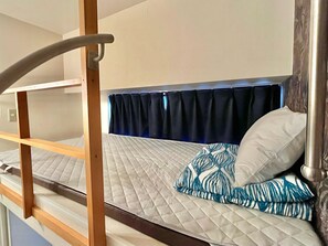 Escritorio, cortinas blackout y tabla de planchar con plancha 