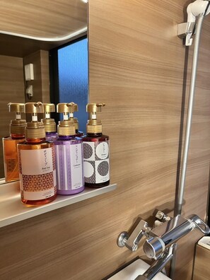 Dusche, Regendusche, kostenlose Toilettenartikel, Haartrockner