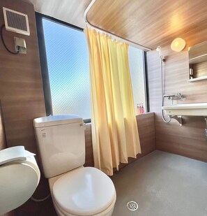 Douche, douche à « effet pluie », articles de toilette gratuits
