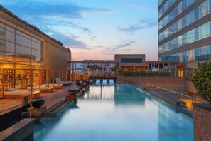 Utomhuspool med öppettider 06.00 till 21.00, och solstolar