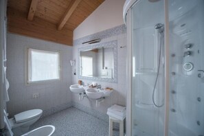 Shower, free toiletries, hair dryer, towels - Hotel Villa Colico (Colico)