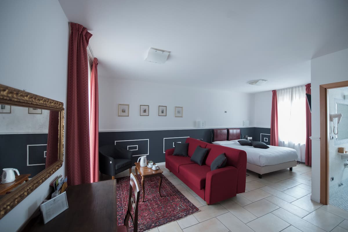 Comfort Studio Suite, Balcony | Minibar, desk, iron/ironing board, free WiFi