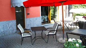 Outdoor dining - Hotel Villa Colico (Colico)