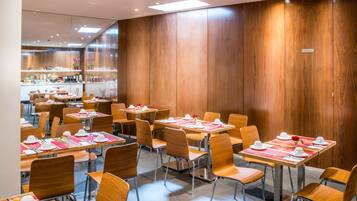 بوفيه فطور يوميًا بتكلفة قدرها (12 EUR للشخص)